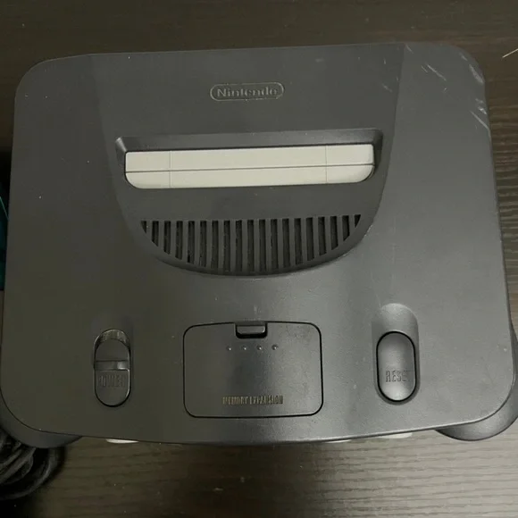 Nintendo 64 with 2 controllers - Picture 2 of 7